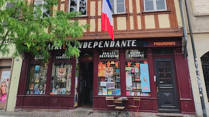 Le Tigre Bookstore. Photo by Paul StJohn Mackintosh.